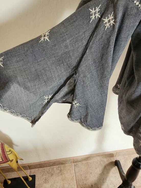 Johnny Was NWOT Grey Embroidered V-Neck Top Sz XL - Picture 5 of 7